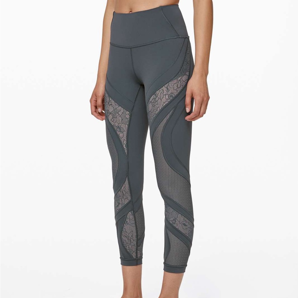 Lululemon Wunder Under Leggings with Lace Design Size 8 Excellent Condition